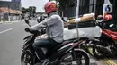 Kurir saat mengantarkan paket konsumen e-Commerce dengan sepeda motor di Jakarta, Kamis (23/9/2021).  Pemerintah memperkirakan total transaksi e-Commerce bakal naik 48,4 persen pada 2021 menjadi Rp385 triliun dibandingkan dengan total nilai pada 2020.  (merdeka.com/Iqbal S. Nugroho)