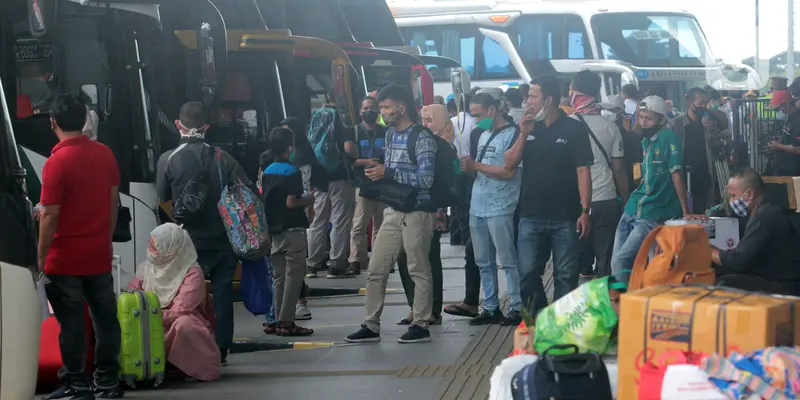 FOTO: Jelang Larangan Mudik, Jumlah Penumpang di Terminal Pulo Gebang Terus Meningkat