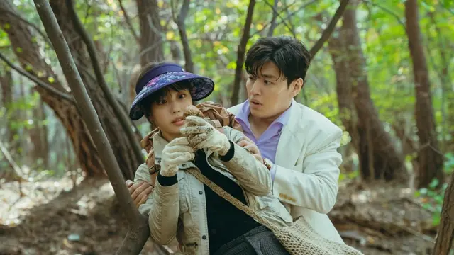 Kang Ha Neul dan Go Min Si dalam drakor Tastefully Yours. (GenieTV via Soompi)