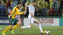 Gelandang Inggris, Jordan Henderson, menggiring bola saat pertandingan melawan Lithuania pada laga kualifikasi Piala Dunia di Stadion Vilnius, Minggu (8/10/2017). Inggris menang 1-0 atas Lithuania. (AP/Mindaugas Kulbis)