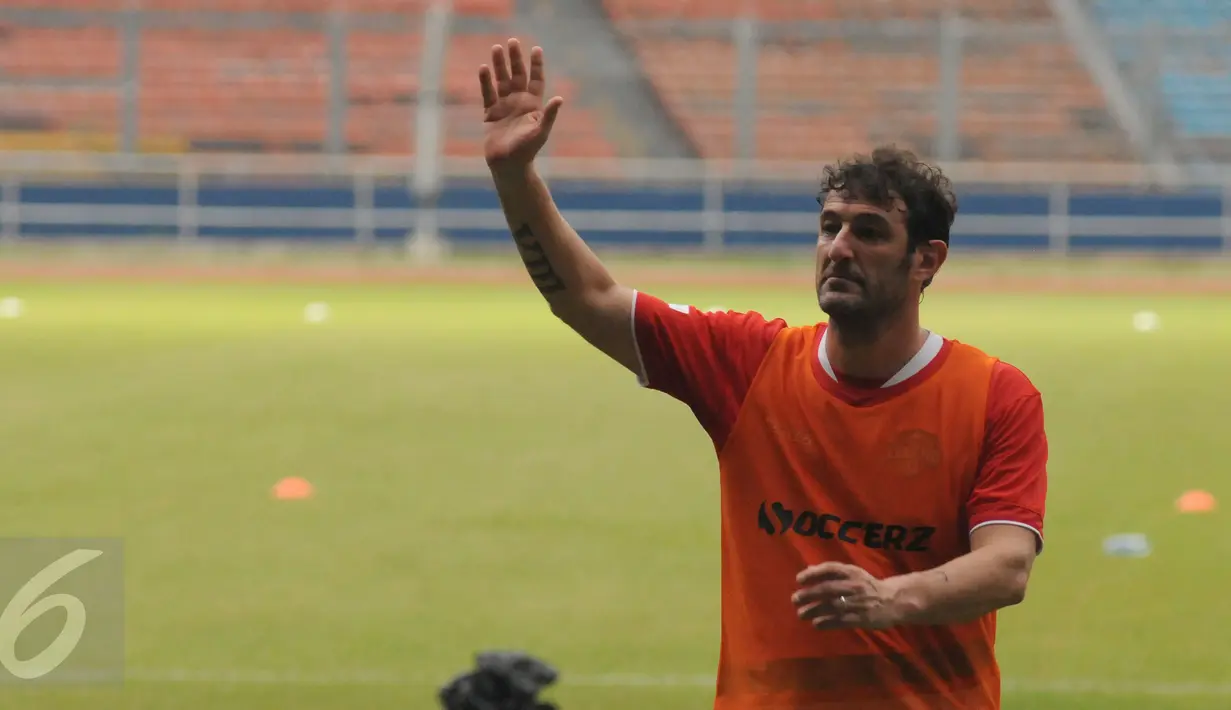 Mantan pemain Juventus Ciro Ferrara melambaikan tangan pada suporter usai latihan di Stadion GBK, Jakarta, Jumat (20/5/2016). Legenda Liga Italia akan melawan Primavera Baretti, Sabtu(21/5). (Liputan6.com/Helmi Fithriansyah)