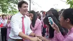 Perdana Menteri Kanada Justin Trudeau saat disambut oleh mahasiswi Universitas Ton Duc Thang di Ho Chi Minh, Vietnam, (9/11). (Adrian Wyld / Canadian Press via AP)