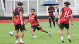 Laga kedua tim akan digelar di Stadion Utama Gelora Bung Karno (SUGBK), Jakarta, Sabtu (3/1/2026) pukul 15.30 WIB. Tampak dalam foto, pemain Persija saat melakukan latihan di Stadion Madya, Kompleks Gelora Bung Karno, Senayan, Jakarta, Jumat (2/1/2026). (Bola.com/Abdul Aziz)