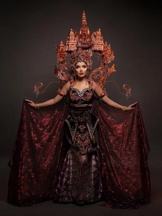 Keindahan dan kemewahan Dewi Suhita dituangkan dalam kostum rancangan Arby jaya Sasmita itu.