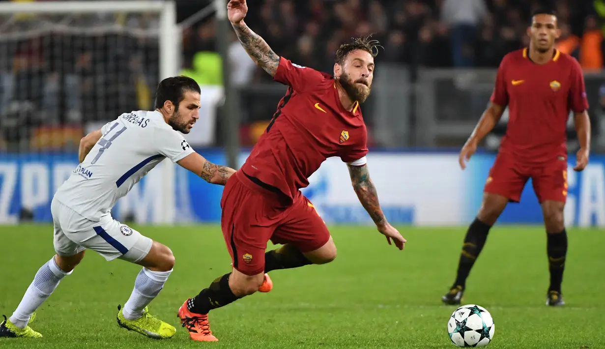 Gelandang AS Roma, Daniele De Rossi, menghindari kejaran gelandang Chelsea, Cesc Fabregas, pada laga Liga Champions di Stadion Olimpico, Roma, Selasa (31/10/2017). Roma menang 3-0 atas Chelsea. (AFP/Alberto Pizzoli)