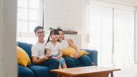 Ilustrasi keluarga nonton film bersama. (Shutterstock/Tirachard Kumtanom)