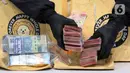 Petugas menunjukkan barang bukti berupa uang tunai yang disita dari Operasi Tangkap Tangan (OTT) terhadap Bupati Cilacap, Jawa Tengah, Syamsul Auliya Rachman, di Gedung Merah Putih Komisi Pemberantasan Korupsi (KPK), Jakarta, Sabtu (14/3/2026). Komisi Pemberantasan Korupsi (KPK) resmi menetapkan dua tersangka dalam Operasi Tangkap Tangan (OTT) di wilayah Kabupaten Cilacap, Jawa Tengah, salah satunya adalah Bupati Cilacap, Syamsul Auliya Rachman. (Liputan6.com/Helmi Fithriansyah)