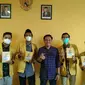 Ketua DPD Golkar Surabaya Arif Fathoni (tengah). (Dian Kurniawan/Liputan6.com)