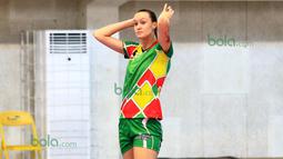Alaina Bergsma, pevoli  tim nasional putri AS saat berlatih bersama tim putri Gresik Petrokimia di Gor Ken Arok, Malang, Sabtu (20/2/2016). (Bola.com / Nicklas Hanoatubun)