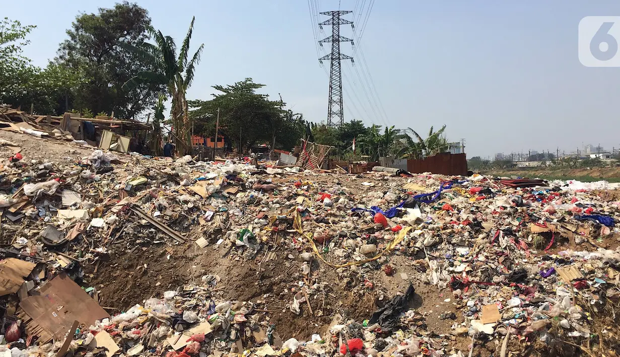 Kondisi Kanal Banjir Barat dengan sampah rumah tangga yang menumpuk di kawasan Tanah Abang, Jakarta, Jumat (4/9/2019). Perilaku buruk warga membuang sampah sembarangan menyebabkan bantaran KBB dipenuhi dengan berbagai jenis sampah hingga menimbulkan bau tak sedap. (Liputan6.com/Immanuel Antonius)