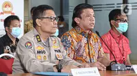 Direktur Tindak Pidana Umum Bareskrim Polri Brigjen Pol Ferdy Sambo (tengah) memberikan keterangan dalam rilis Kasus Kebakaran Kejagung di Bareskrim Mabes Polri, Jakarta, Jumat (13/11/2020). Penyidikan perkara berlangsung 20 hari. (Liputan6.com/Faizal Fanani)