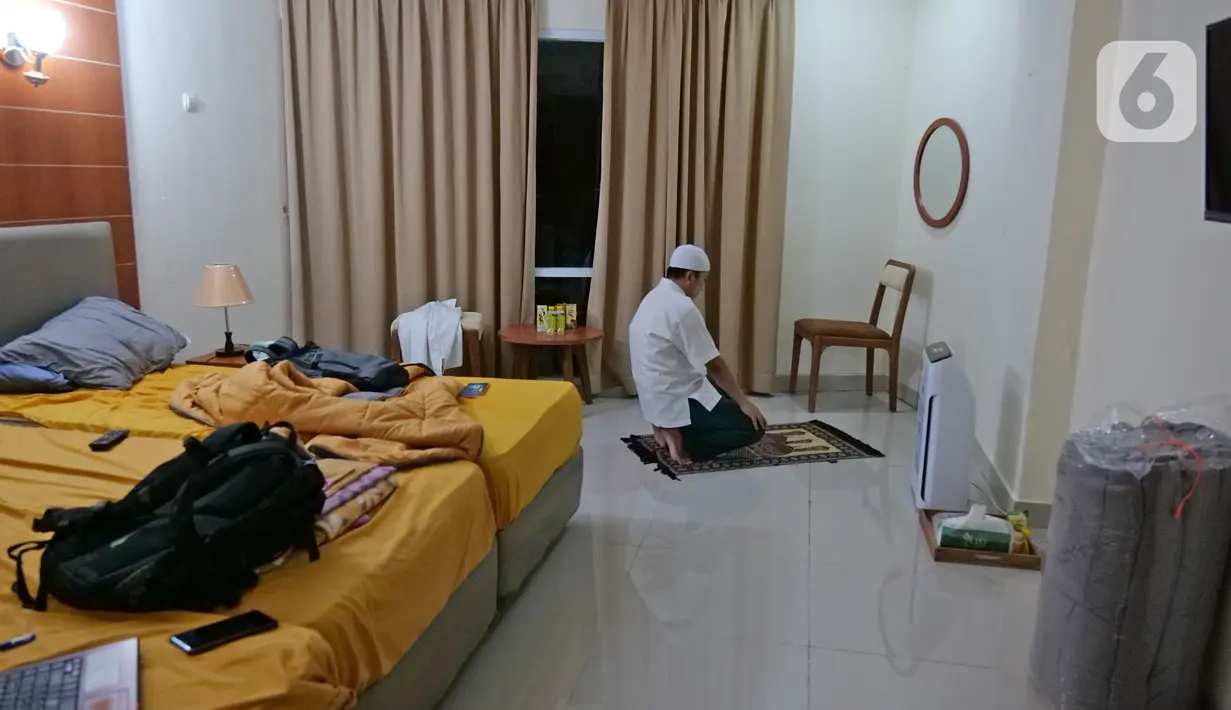 Perawat melaksanakan salat maghrib di Rumah Sakit Haji, Jakarta, Jumat (9/5/2020). Garda terdepan penanganan Covid-19 ini tetap menjalani bulan suci Ramadan di sela-sela menangani pasien terinfeksi dengan melakukan tadarus Quran dan buka puasa bersama. (Liputan6.com/Herman Zakharia)