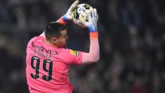 Di tengah masa depan David De Gea yang belum menentu saat kontraknya bersama Manchester United akan segera habis pada 30 Juni 2023, kiper asal Spanyol tersebut malah makin sering membuat blunder di akhir musim 2022/2023. Kondisi ini makin menguatkan sinyal bahwa MU akan berburu pengganti David De Gea dalam waktu dekat menjelang musim 2023/2024 bergulir. Salah satu incaran Setan Merah adalah kiper milik FC Porto, Diogo Costa. Seperti apa sepak terjang kiper asal Portugal tersebut? Simak uraiannya berikut ini. (AFP/Miguel Riopa)