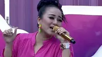 Juwita Bahar membawakan lagu Buka Dikit Joss dalam acara inBox SCTV (04/08/2014). 