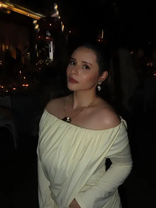 Geng Mermaid juga hadir, Jovita Karen tampil mengenakan off shoulder dress lengan panjang butter yellow dipadukan aksesori kalung silver dan anting-anting mutiara. [@jovitakaren]