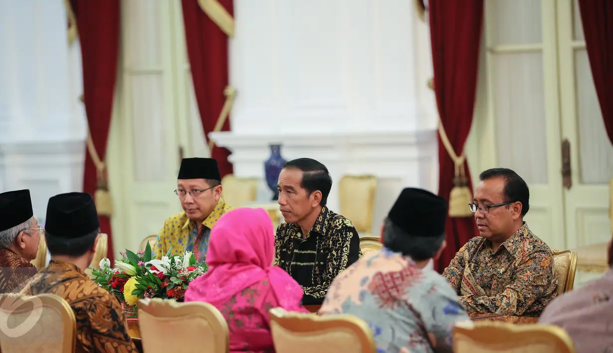 Pengurus Majelis Ulama Indonesia (MUI) bertemu Presiden Joko Widodo di Istana Merdeka, Jakarta, Selasa (5/1). Pertemuan MUI dengan Presiden untuk membahas perdamaian di Timur Tengah, khususnya antara Iran-Arab Saudi. (Liputan6.com/Faizal Fanani)