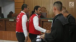 Marcello Tahitoe atau Ello bersalaman dengan tim kuasa hukum usai menjalani sidang di PN Jakarta Selatan, Selasa (28/11). Ello dan Diego menjalani sidang kasus penyalahgunaan narkoba dengan agenda keterangan terdakwa. (Liputan6.com/Herman Zakharia)