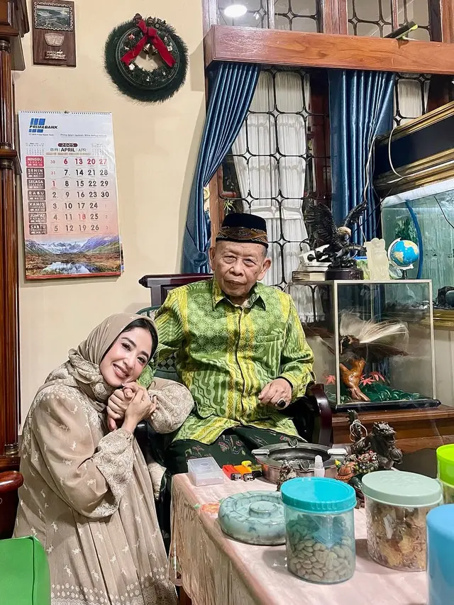 Potret Cantik Dewi Perssik dalam Balutan Hijab, Bikin Hati Adem dengan Gaya Muslimah