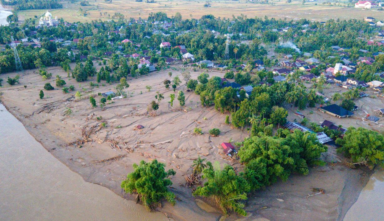 Di beberapa daerah seperti Meureudu, dilaporkan puluhan rumah mengalami kerusakan parah. Tampak foto udara menunjukkan kerusakan akibat banjir di sebuah desa di Meureudu, Kabupaten Pidie Jaya, Provinsi Aceh, pada 30 November 2025. (CHAIDEER MAHYUDDIN/AFP)