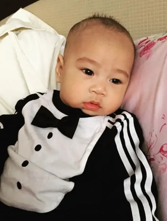 Rafathar  mempunyai pipi yang chubby sehingga publik gemas dengan wajahnya yang sangat lucu. (viainstagram@raffinagita1717/Bintang.com)