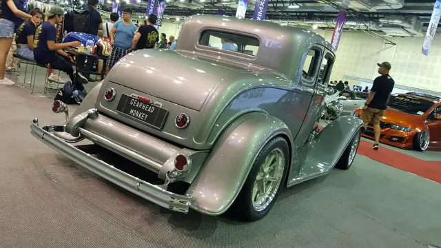 Replika Ford lansiran 1932 di kustom bergaya Hot Rod