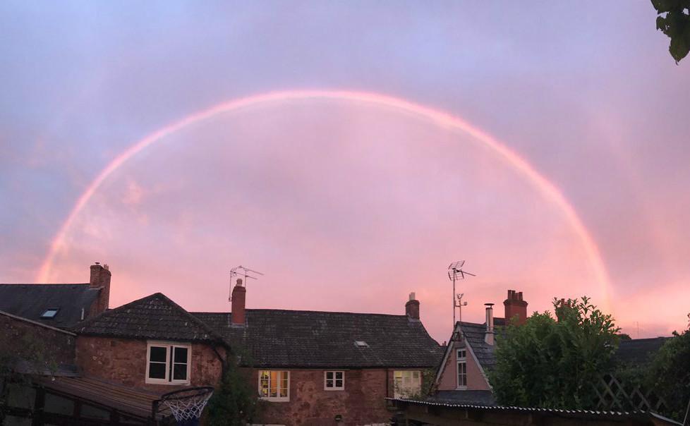 Fenomena pelangi merah (Twitter/@MikeSRigby)