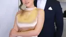 Jadi bridesmaid, Rachel Vennya mengenakan dress halter neck warna gold. Dengan gaya rambut sanggul atas dan poni panjang samping. [@rachelvennya]