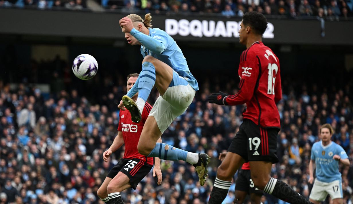 Pemain Manchester City, Erling Haaland berusaha mencetak gol ke gawang Manchester United pada laga lanjutan Liga Inggris 2023/2024 di Etihad Stadium, Manchester, Inggris, Minggu (03/03/2024) WIB. (AFP/Paul Ellis)
