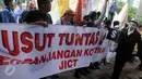 Serikat pekerja JICT dan PT Pelindo II membentangkan spanduk saat unjuk rasa di depan KPK, Jakarta, Kamis (11/2). Mereka menanyakan pengusutan kasus perpanjangan kontrak JICT yang berpotensi merugikan negara puluhan triliun (Liputan6.com/Helmi Afandi)