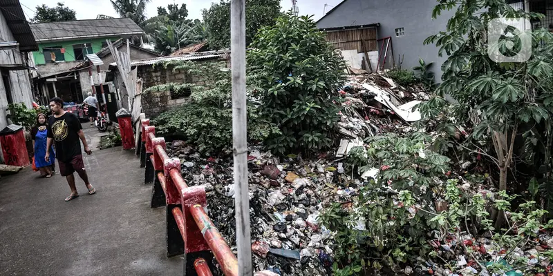 Tumpukan Sampah Sepanjang 300 Meter Penuhi Kali Baru