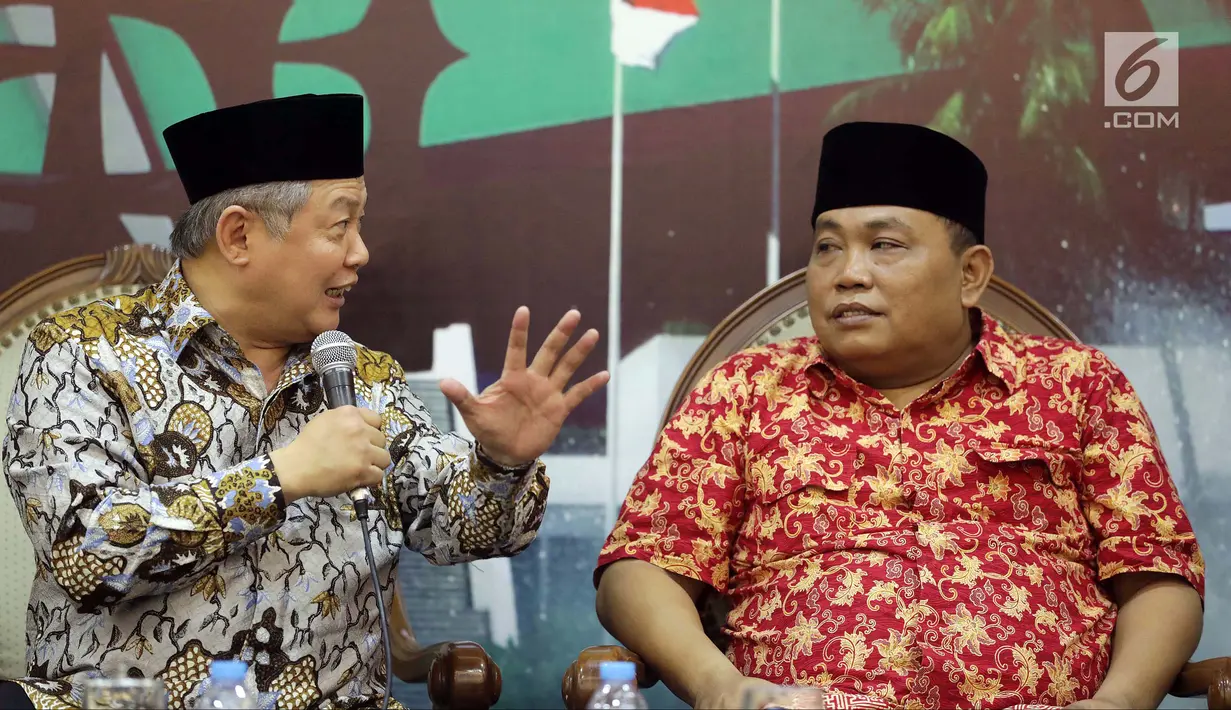 Anggota Komisi XI F-PDIP Hendrawan Supratikno (kiri) bersama Waketum Partai Gerindra Arief Poyuono saat diskusi di Jakarta, Kamis (11/10). Diskusi mempertanyakan anggaran Rp 810 M penyelenggaraan IMF-World Bank 2018. (Liputan6.com/JohanTallo)