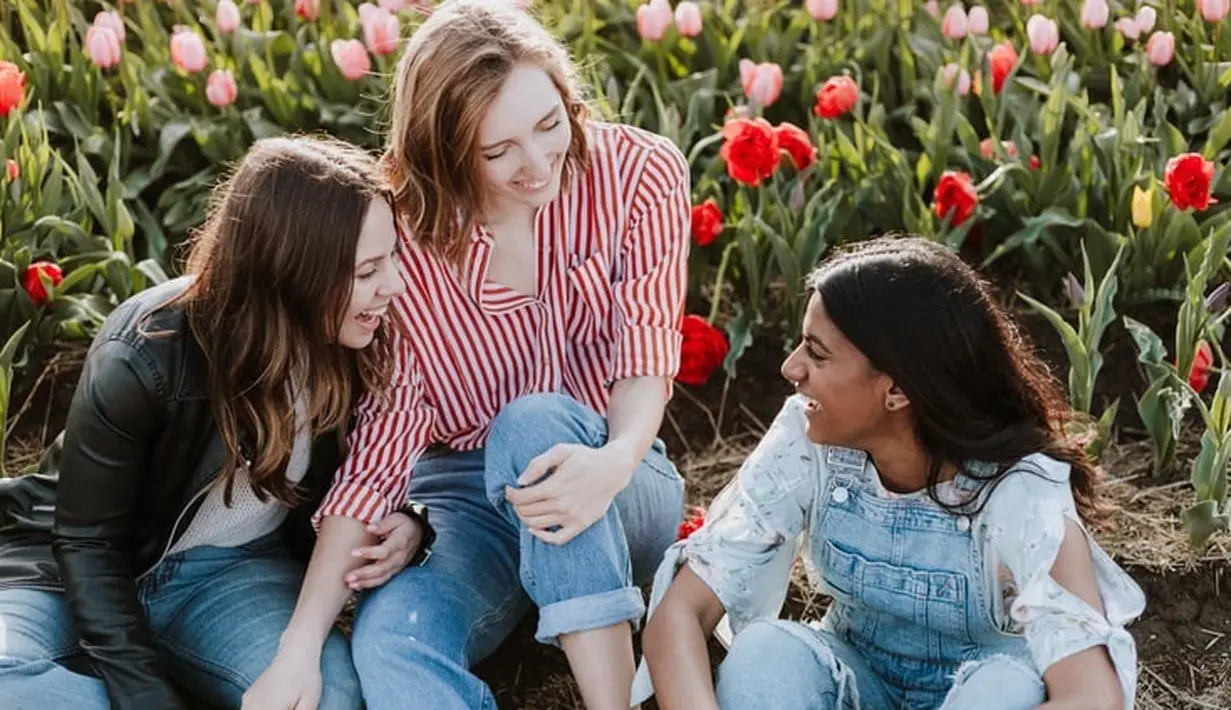 Orang yang bahagia tahu bahwa kebahagiaan dan substansi berjalan beriringan, mereka fokus pada interaksi yang bermakna. Foto: unsplash.com.