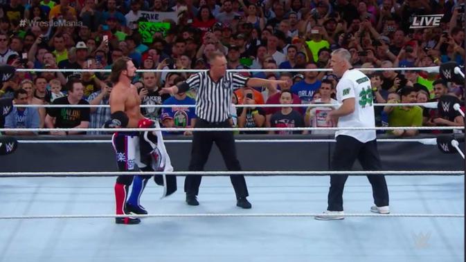Salah satu pertandingan gulat WWE yang menampilkan Shane McMahon saat tampil di arena gulat WWE (Twitter)