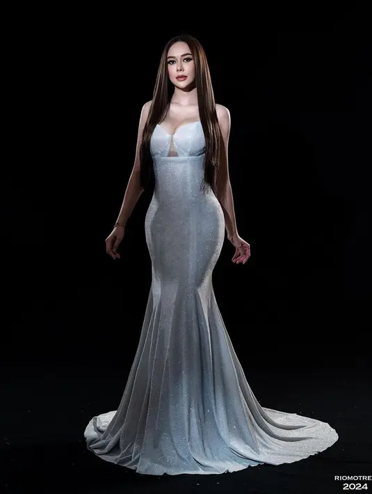 Ia mengenakan dress bersiluet mermaid yang membalut tubuhnya dengan amat apik. Mermaid dress tanpa lengan yang sedikit berani ini ditaburi batu dan payet berwarna putih berkilauan. [Foto: Instagram/riomotret]