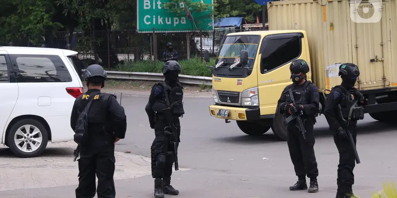 FOTO: Penjagaan Ketat Adang Rencana Aksi Tolak UU Ciptaker