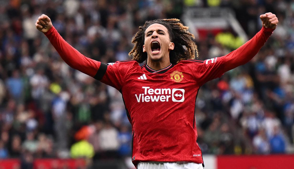 Hannibal Mejbri, gelandang serang Tunisia berusia 21 tahun yang baru saja dipinjamkan ke Sevilla pada tengah musim 2023/2024 ini dipromosikan dari tim U-21 Manchester United ke tim senior sejak awal musim 2022/2023. Pada musim 2023/2024 ia sukses mencetak 1 gol dari 5 laga di paruh pertama Premier League musim ini. (AFP/Oli Scarff)