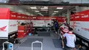 Seorang mekanik di paddock Astra Honda Racing Team (AHRT) tengah mempersiapkan motor yang akan digunakan pembalap andalannya, Rheza Dhanica Ahrens jelang babak kualifikasi kelas AP250 ARRC Mandalika 2023 di Sirkuit Mandalika, Lombok, Sabtu (12/8/2023). (Bola.com/Iqri Widya)