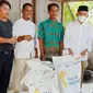 Mantan Gubernur Riau yang kini jadi anggota DPR, Arsyadjulianci Rachman (dua dari kanan) saat memborong beras petani di Kota Dumai. (Liputan6.com/M Syukur)