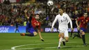  Pmain Spanyol, Mario Gaspar (kiri), mencetak gol indah pada laga persahabatan di Stadion Jose Rico Perez, Spanyol, Sabtu(14/11/2015) dini hari WIB. Inggris kalah 0-2 dari Spanyol. (Reuters/Sergio Perez)