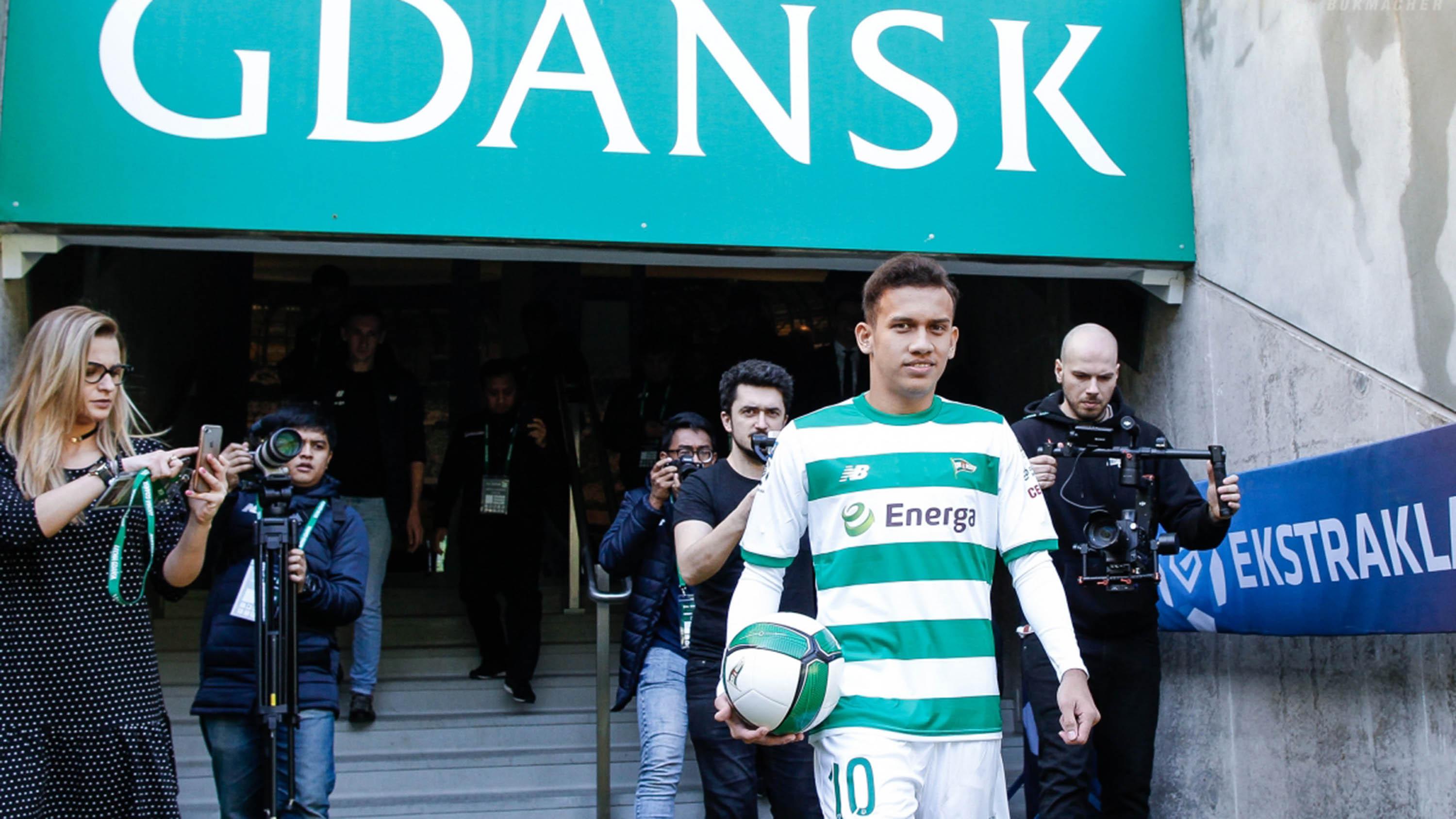 Pesepak bola Indonesia, Egy Maulana memasuki stadion saat diperkenalkan sebagai pemain baru Lechia Gdansk di Stadion Energa Gdańsk, Polandia, Minggu (11/3/2018). Dirinya dikontrak Lechia Gdansk selama tiga musim. (Lechia Gdansk)
