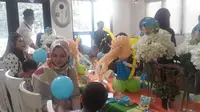 Ternyata anak-anak bisa mengasah kreativitas mereka dengan bermain merangkai balon