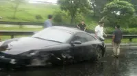 Porsche Hitam Kecelakaan di Tol Karawang Arah Cikampek