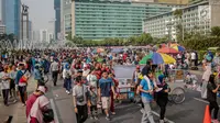 Warga dan pedagang kaki lima (PKL) memadati kawasan car free day (CFD), Bundaran HI, Jakarta, Minggu (4/8/2019). Kurangnya pengawasan petugas menyebabkan banyak PKL berjualan tidak pada tempat yang telah disediakan oleh Pemprov DKI Jakarta. (Liputan6.com/Faizal Fanani)