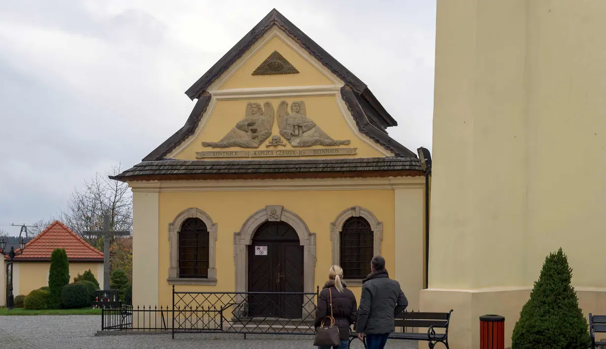 Suasana luar Gereja St Bartholomew di Distrik Czermna, Polandia, (31/10). Gereja ini memeliki ruang bawah tanah yang menyimpan tengkorak dan tulang-belulang puluhan ribu manusia. (AFP Photo/Natalia Dobryszycka)