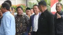Ketua Umum PPP M Romahurmuziy (kemeja putih)  tiba di Gedung KPK untuk menjalani pemeriksaan, Jakarta, Kamis (23/8). Romahurmuziy diperiksa sebagai saksi untuk tersangka mantan PNS Kemenkeu Yaya Purnomo. (Merdeka.com/Dwi Narwoko)