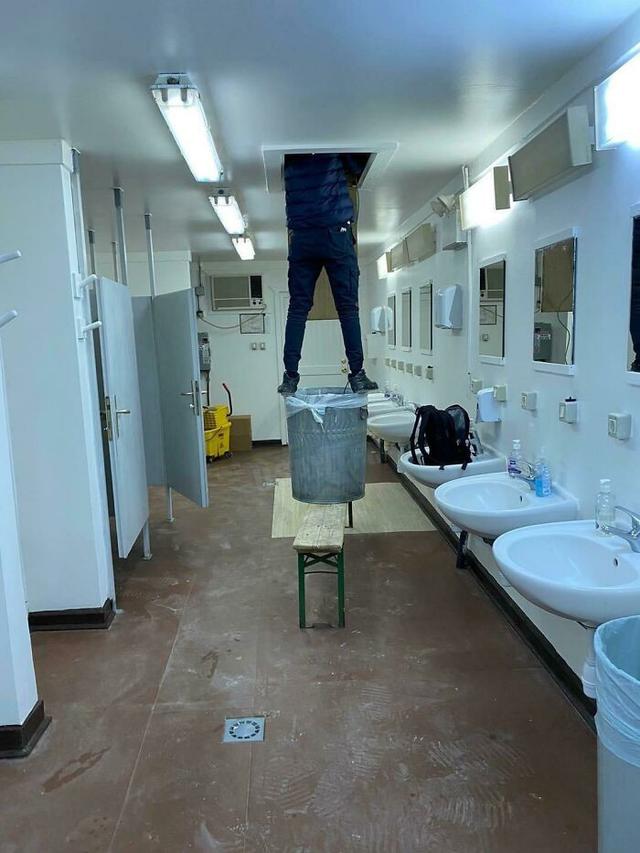 8 Potret Cara Pekerja Lapangan Bekerja Ini Bikin Deg-Degan