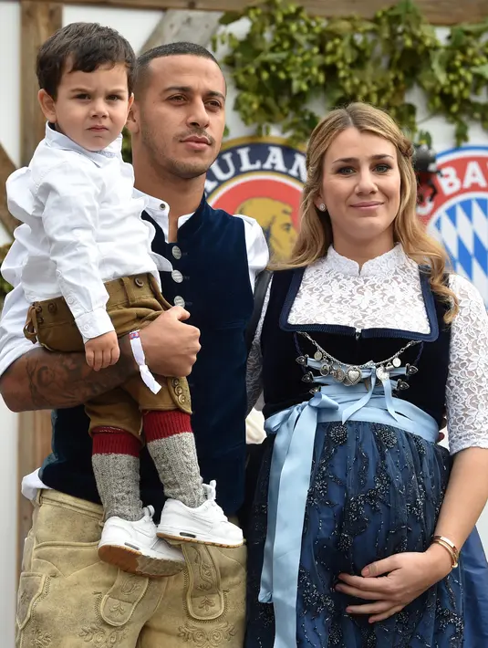 Gelandang Bayern Munchen bersama istrinya Julia Vigas dan putra mereka Gabriel tiba menghadiri festival bir Oktoberfest 2019 di Munich, Jerman selatan (6/10/2019). (AFP Photo/Christof Stache)