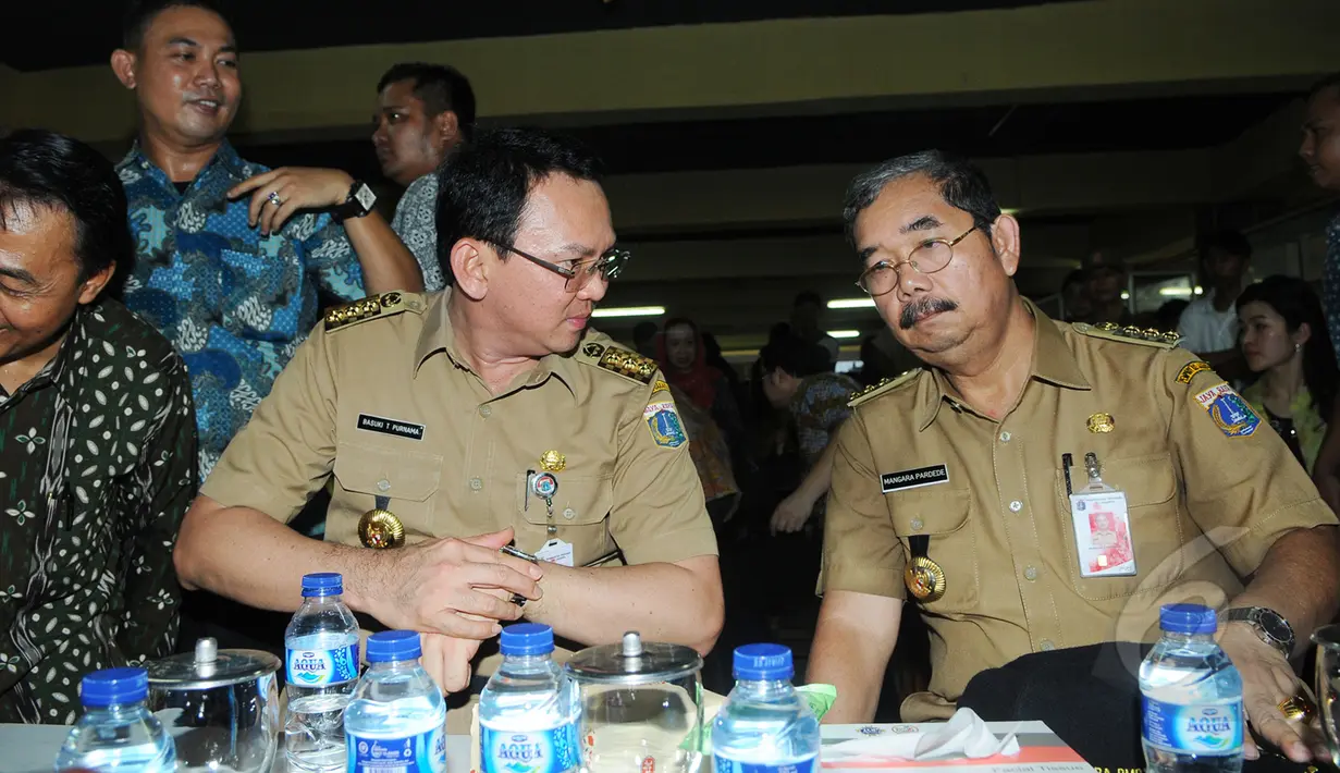 Gubernur DKI Jakarta Basuki T Purnama (kedua kanan) saat berbincang dengan Walikota Jakarta Pusat mangara pardede saat berada di Pasar Blok G, Tanah Abang, Jakarta, Rabu (15/4/2015). (Liputan6.com/Herman Zakharia)