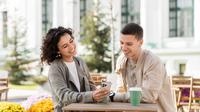 Flirty questions to ask a girl. (Photo: frimufilms/Freepik)