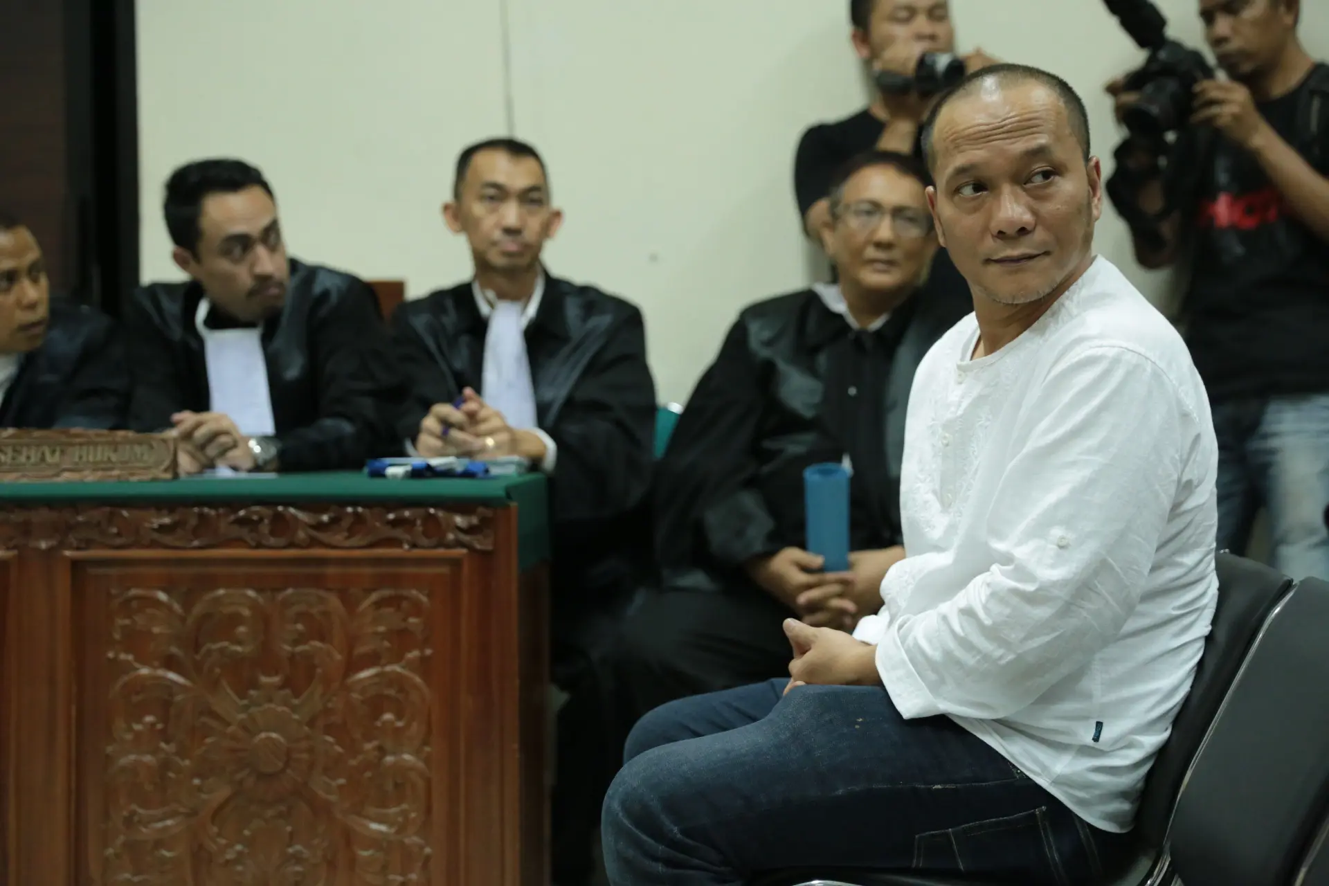 Penyanyi Iwa K  mengikuti sidang vonis kasus narkiba dirinya di PN Tangerang. (JPU) dan keterangan saksi dari JPU. (Adrian Putra/Bintang.com)